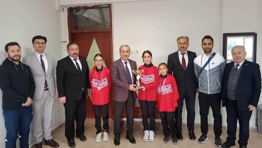 İl Millî Eğitim Müdürümüz Nevzat AKBAŞ Eskipazar Ortaokulu Floor Curling Küçük Kızlar Kategorisinde Türkiye 2.'si Olan Öğrencilerimizi Tebrik Etti.